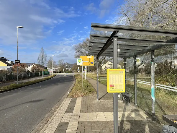 Bushaltestelle Bad Honnef Graben, ca. 300 m von Moni´s Ferienwohnung