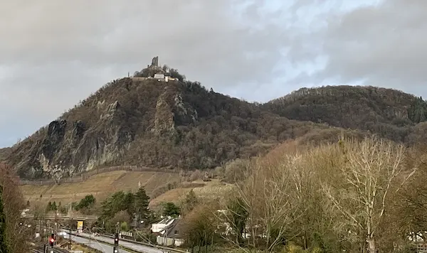 Blick auf den Drachenfels von Bad Honnef