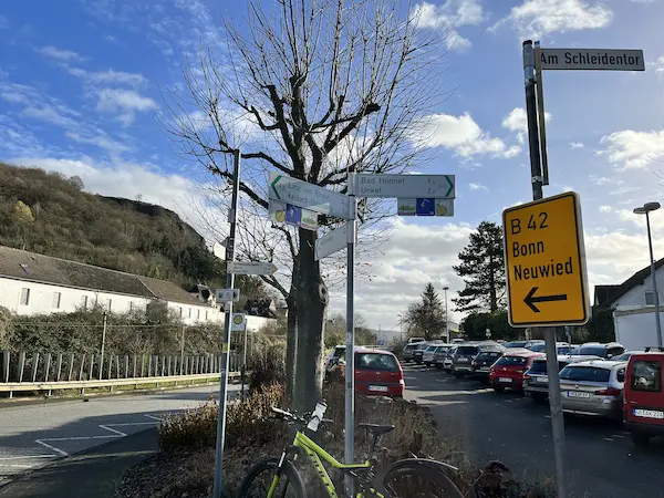 Fahrradwegweiser für die vielen Fahrradstrecken entlang des Rheins