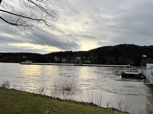 Schiffe auf dem Rhein