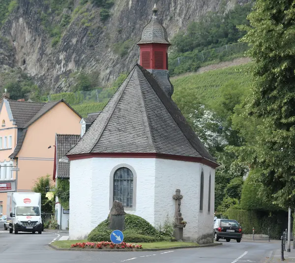 Rhöndorf Kirche inmitten der Straße